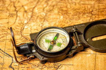 Fototapeta na wymiar alte Karte und Kompass