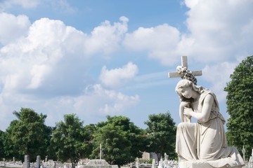 Obraz premium angels tombstones in graveyard in Havana, Cuba