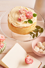 Obraz na płótnie Canvas naked cake with roses on white background