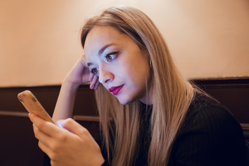 Obraz premium Blonde girl using mobile phone