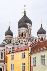 Fototapeta na wymiar Tallinn, the orthodox Alexandre Nevsky cathedral, and colorful houses