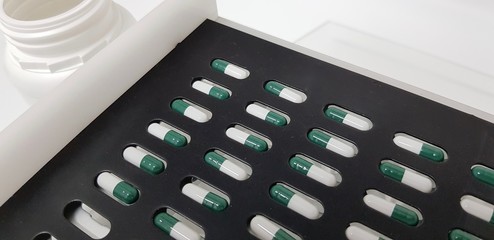 Green and white capsulas compounding