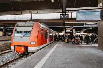 Pendler steigen aus der Bahn aus am Bahnhof 