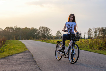 Fototapeta premium Girl with vintage bike in the park.