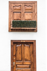Schöne minimalistische Gebäudefront im Stadtviertel Getsemani in Cartagena in Kolumbien