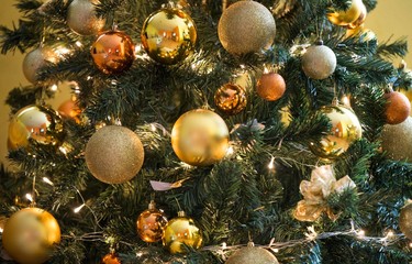Obraz na płótnie Canvas christmas tree with golden ornaments