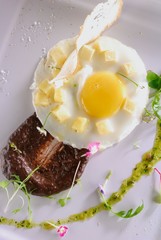 Fried egg whith blood saussage