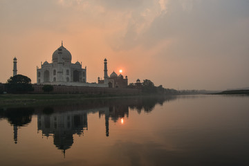 インドのアーグラー　世界遺産のタージ・マハル　美しい夕日と夕焼け　ヤムナー河に映るリフレクション