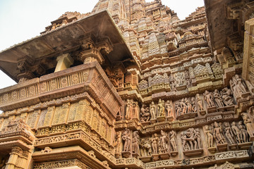 インドの世界遺産　カジュラーホー寺院　芸術的な彫刻と女神像