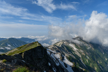 雲湧く稜線