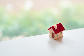 Obraz na płótnie Canvas Closeup miniature house using as property and family concept