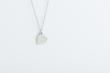 Fototapeta na wymiar Joyeria, collar de plata con figura de corazón
