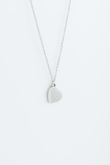 Joyeria, collar de plata con figura de corazón