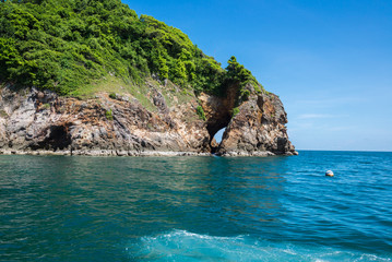 Obraz premium Seascape with the forest cliff and clear sky in the morning, Koh Talu in Thailand
