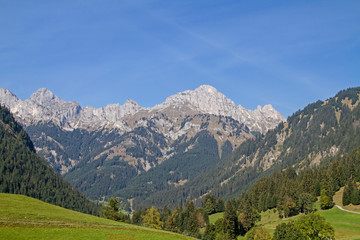 Fototapeta premium Blick auf die Tannheimer Berge