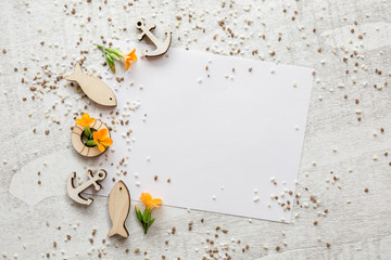 Glaube - kleine Holzsymbole auf hellen Holz mit Papier und orangenen Blüten