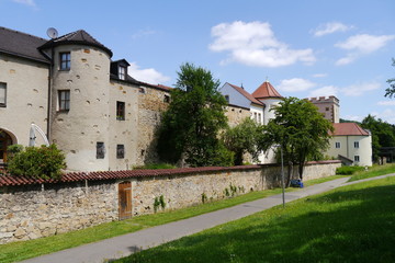 Fototapeta na wymiar Häuser aus Stadtmauer mit Schalentürmen in Amberg