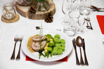 Udekorowany talerz z porcją mięsa  na świątecznym stole