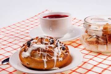 Karkade tea with icing and raisin cake