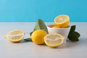 limoni con sfondo legno e cielo