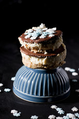 schokoladenkuchen auf blauer schüssel