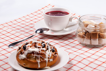 Karkade tea with icing and raisin cake