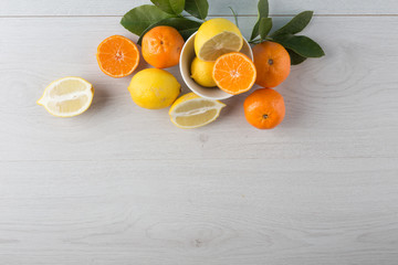 limoni e arance con sfondo di legno