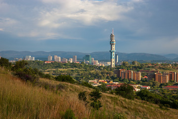 Obraz premium Pretoria, the capitol of South Africa, as viewed from the Klapperkop hill overlooking the city.