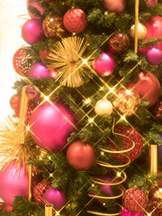 カラフルに飾りつけられたクリスマスツリー