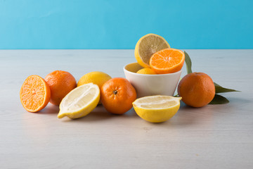 limoni e arance con cielo e sfondo legno