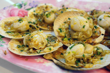 Baked Scallop with Fried Garlic and Butter, Thai food style.