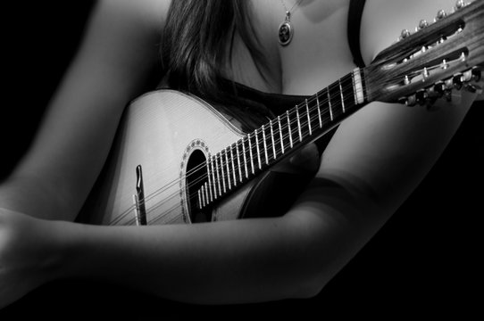 M&uacute;sica tocando la bandolina con ternura y precisi&oacute;n
