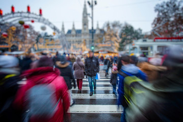 Obraz premium crowd of people walking on Christmas streets 