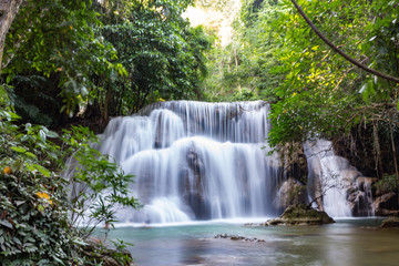 Obraz premium Huai Mae Khamin Waterfall is one of the most popular in Khuean​ Srinagarindra​ National​ Park, Kanchanaburi, Thailand