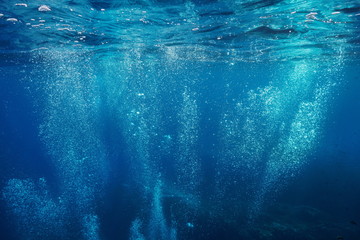 Luftblasen unter Wasser, die zur Wasseroberfläche aufsteigen, natürliche Szene, Mittelmeer, Frankreich © damedias