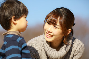 笑顔の母親