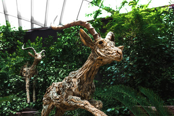 Geschnitzte Antilope in Wald Kunstwerk