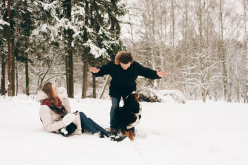 Fototapeta na wymiar happy family in the snow