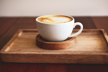 Obraz premium Latte art coffee on wooden table on coffee time