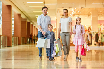 Familie am Wochenende im Einkaufszentrum