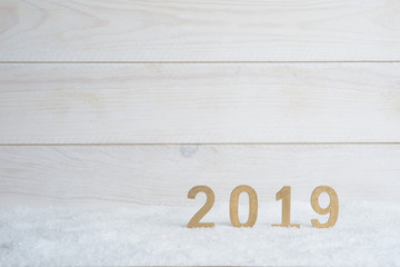 Año nuevo de 2019 en la nieve sobre fondo blanco