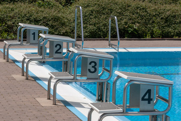 Obraz premium Startblöcken am Schwimmbad