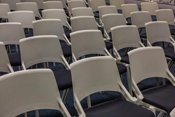 Sitzreihen mit Stühlen in einem Konferenzraum