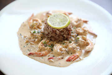 Grilled prawns shrimps with garlic, lemon and spices with rice