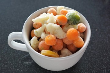 gemüse in einem becher im eis