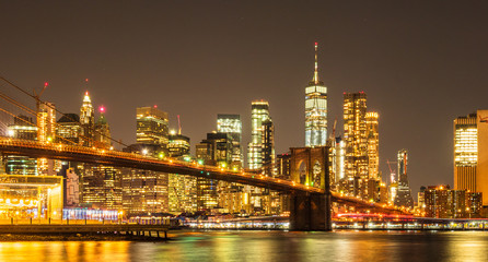 Fototapeta premium ニューヨーク ブルックリン・ブリッジとマンハッタンの摩天楼