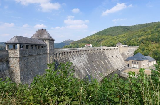 Die Staumauer des Edersees bei Edersee-Hemfurth in Nordhessen