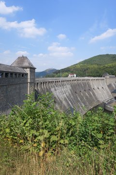 Die Ederstaumauer der Edertalsperre bei Hemfurth in Nordhessen
