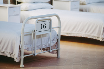 Chambre d'hôpital, lit de malade numéroté, ancien hospices