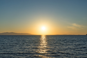 Naklejka premium Seascape with beautiful sunset and sunset on the horizon.